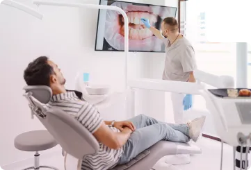Dois profissionais trabalhando juntos em um laptop