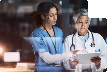 Dois profissionais trabalhando juntos em um laptop