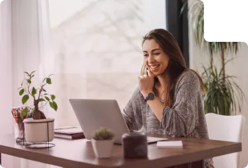 Dois profissionais trabalhando juntos em um laptop