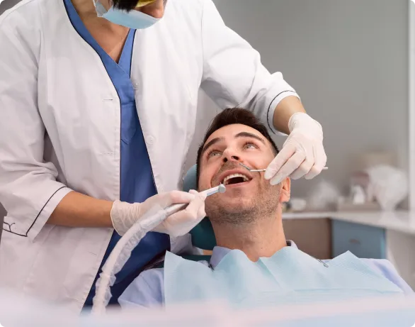 Dentista atendendo um paciente