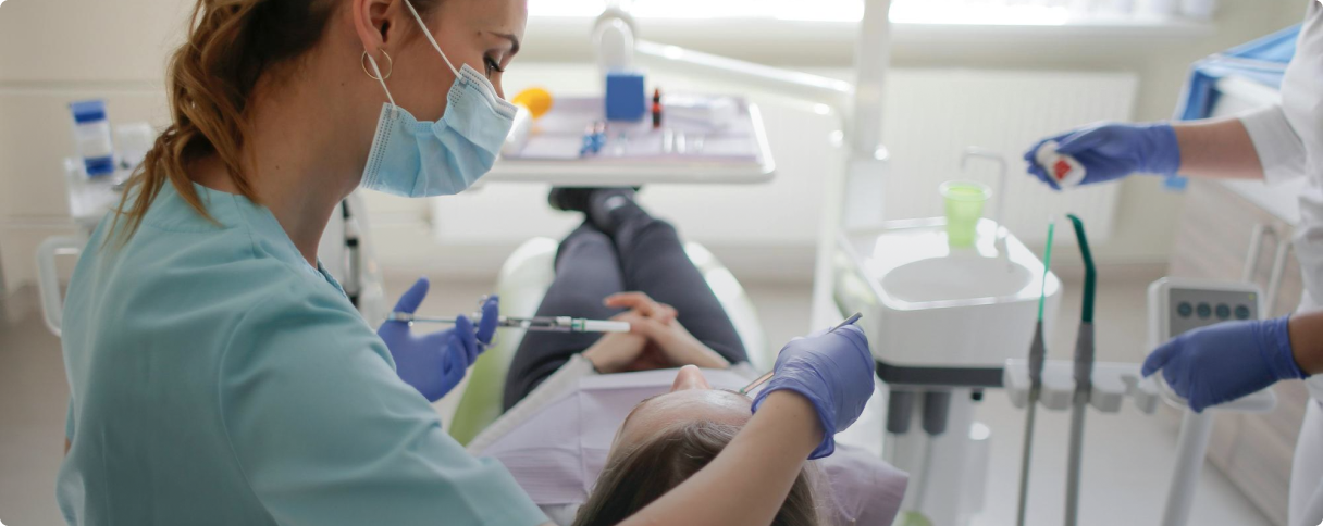 Profissional trabalhando de casa usando endereço virtual para dentista