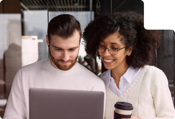 Dois profissionais trabalhando juntos em um laptop