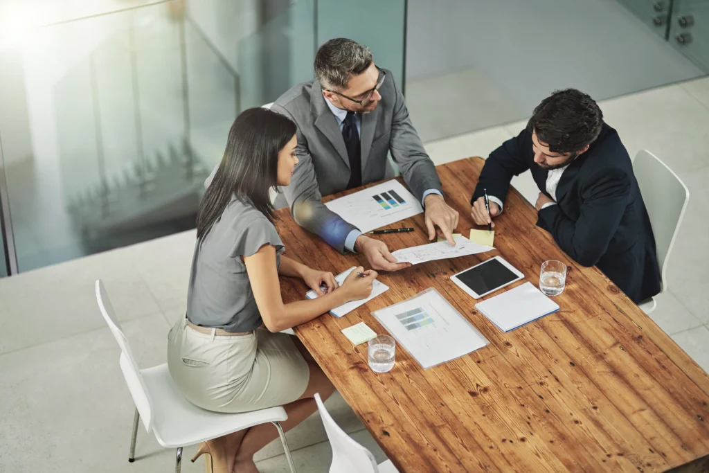 equipe de empresários e sócios estudando sobre o que é o Objeto Social no registro de uma empresa.