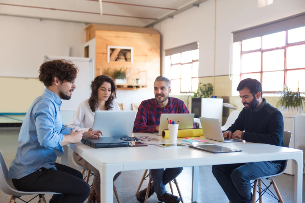 equipe de funcionários realizando reunião em escritório virtual